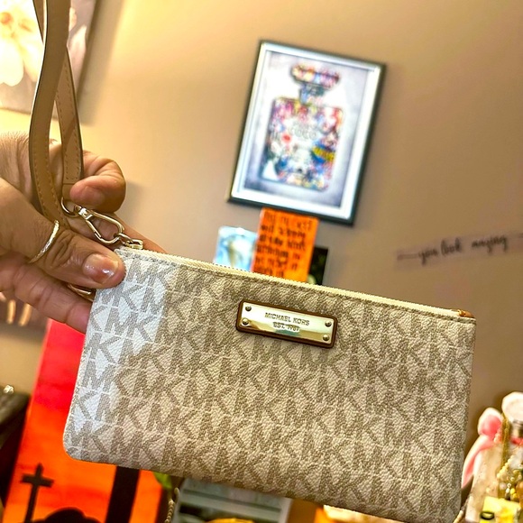🥰🥰Michael Kors Monogram Beige Wristlet - Picture 1 of 7
